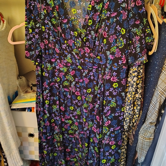 Dark Blue Dress with flowers/short sleeves size 20 (runs small) madeby Simply Be - Picture 9 of 9